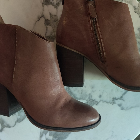 BP Lance Leather Ankle Boot with Stacked Heel & Side Zip - Picture 6 of 6